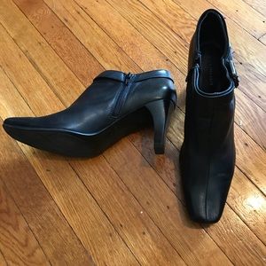 Black booties COVINGTON💘 only $5‼️